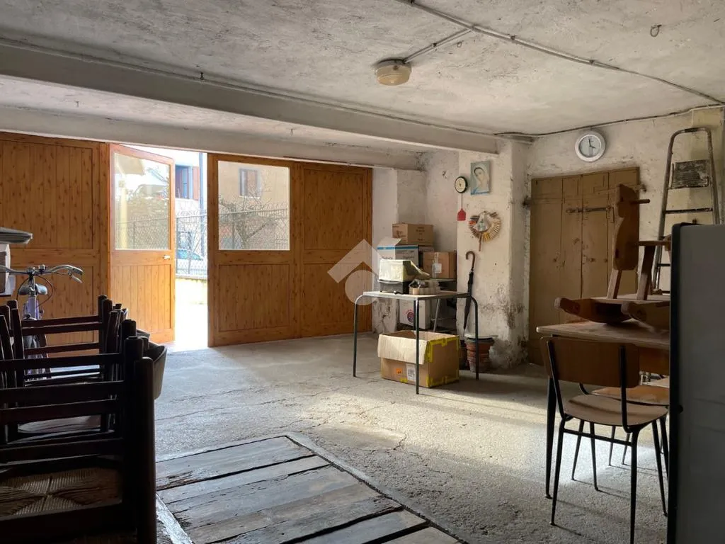 Garaaž - Independent House with Commercial Space in Leno