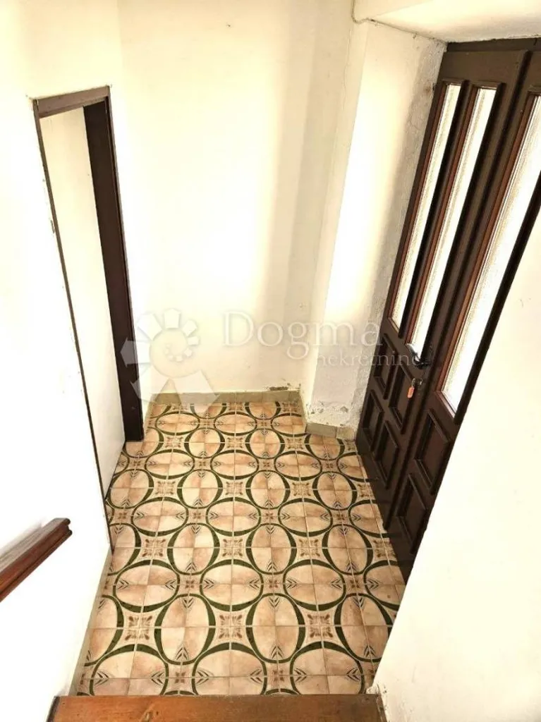 Esik - Terraced House with Balcony in Oprtalj