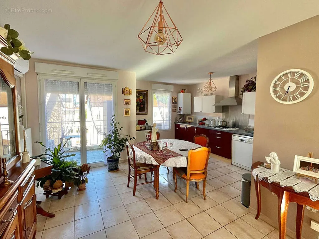 Salle à manger - Appartement T4 avec Garage dans l'Hypercentre de Bourgoin-Jallieu