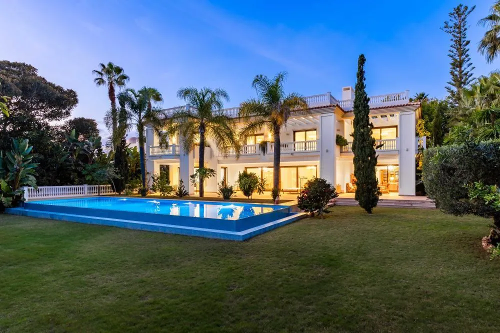 Jardin - Detached Villa with Pool in Marbella's Casco Antiguo