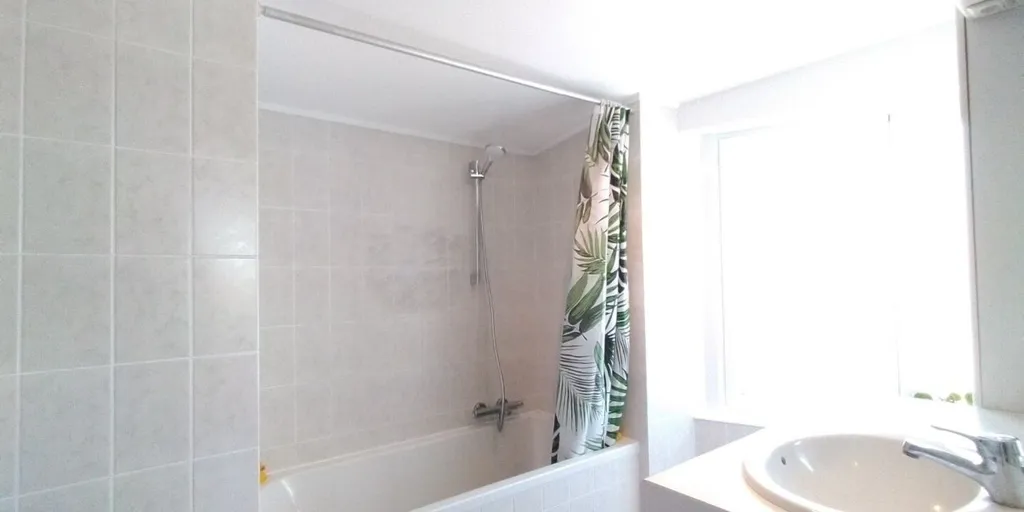 Salles de bain - Appartement avec Parking à Elewijt