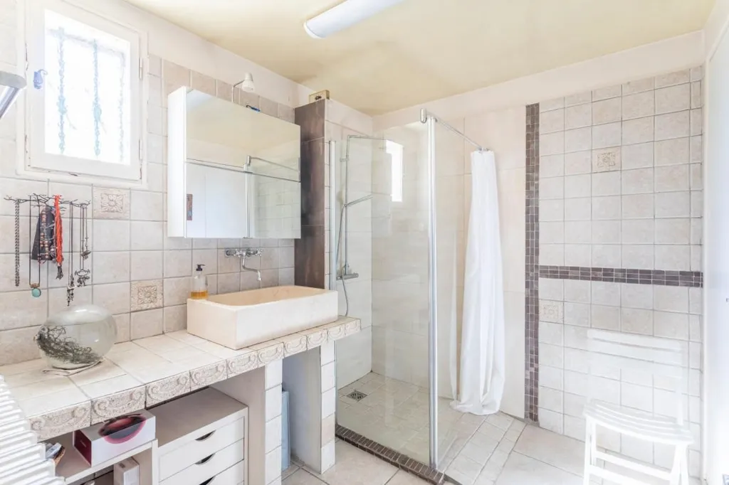 Bathrooms - Spacious Villa with Terraces in Allauch