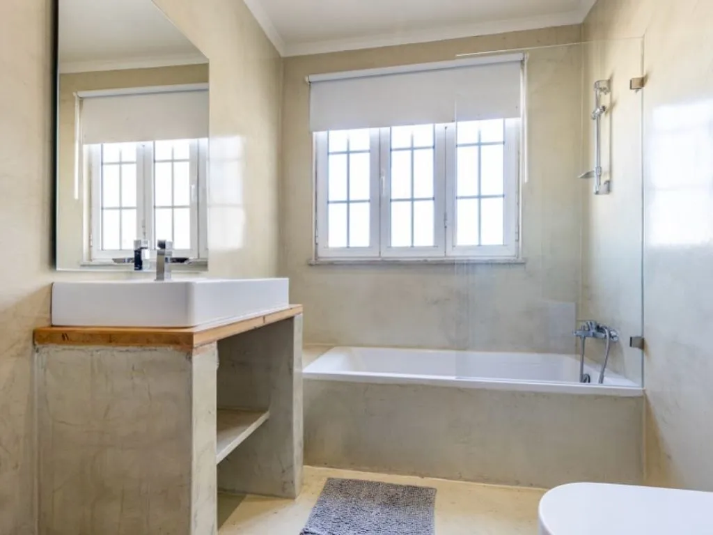 Salles de bain - 3-Bedroom Flat with Metro Access in Entrecampos
