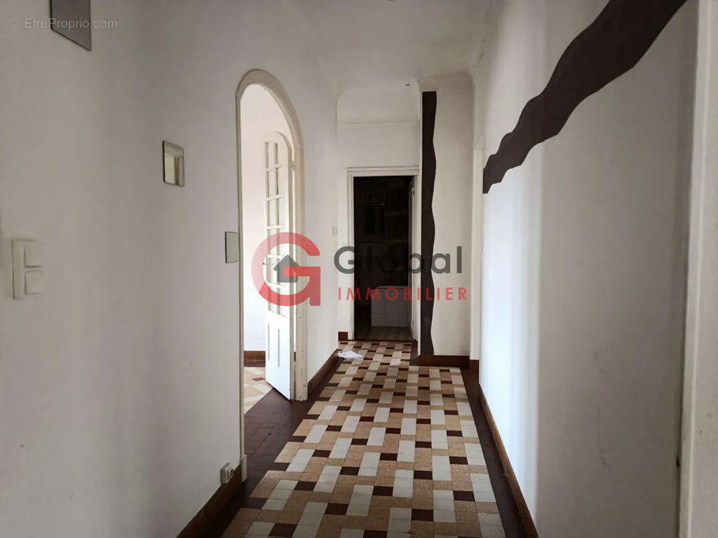 Esik - Dual-Occupancy House with Professional Use in City Centre