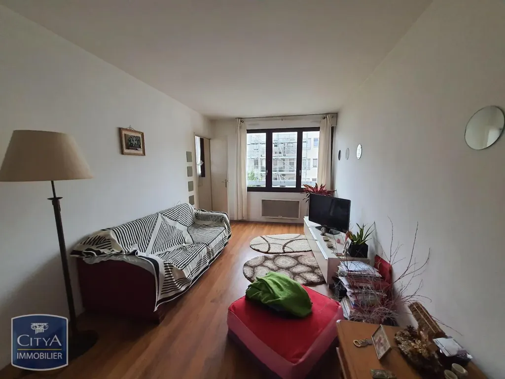 Living Room - Bright Flat with Metro Access in Saint-Maurice