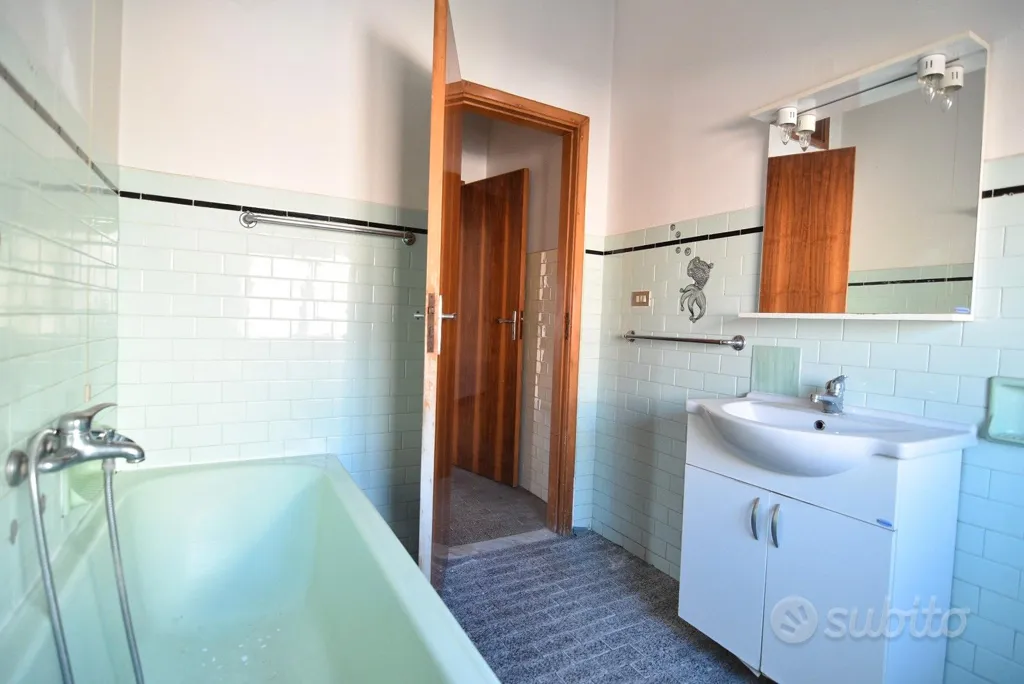 Salles de bain - Spacious First-Floor Apartment in Sertinu, Macomer