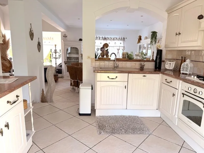 Cuisine - Maison Traditionnelle avec Piscine à 16 km de Dieppe