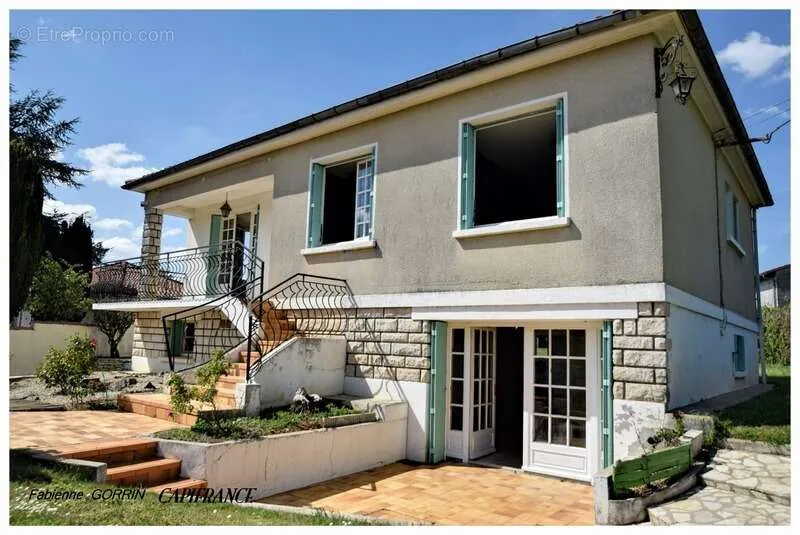Exterior - Spacious House with Large Garage in Aigondigné