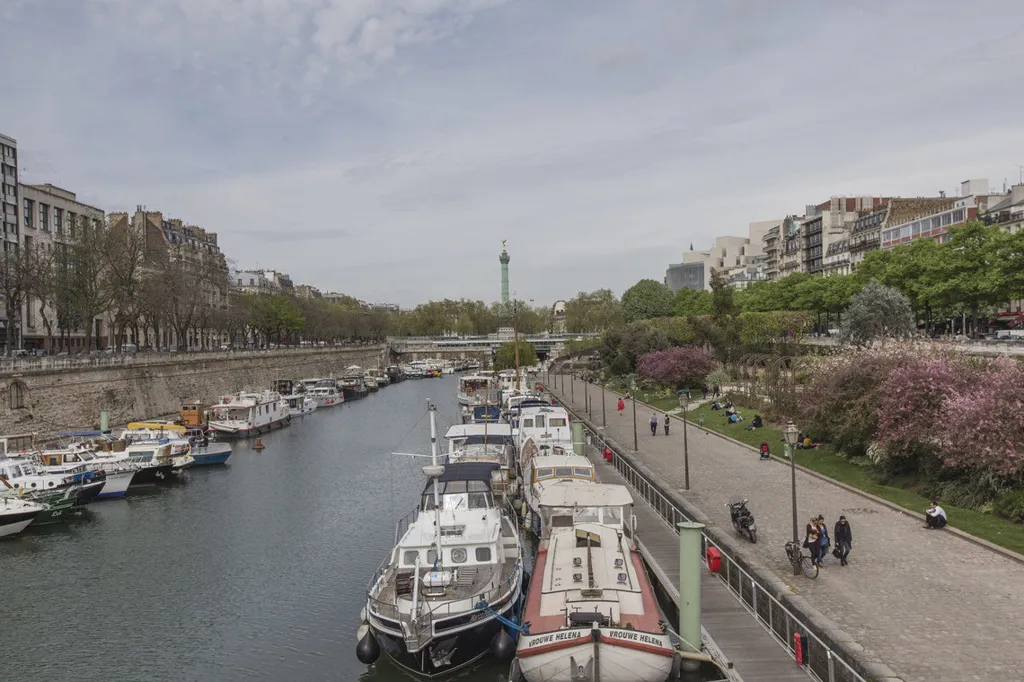Flat with Metro Access in Bastille, Paris