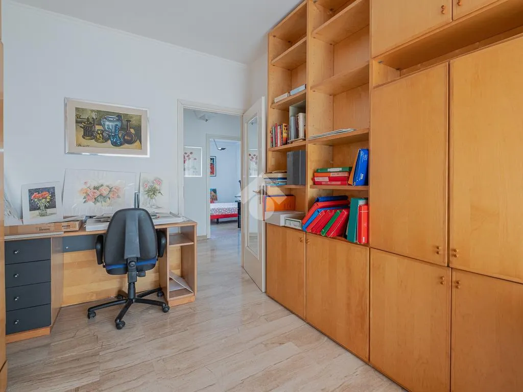 Bureau - South-Facing Apartment with Terrace in Rome