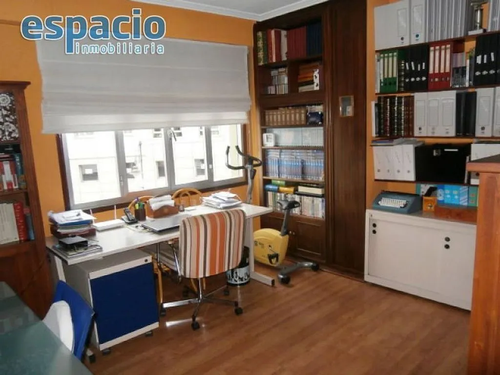 Bureau - Apartment with South-West View in Ponferrada