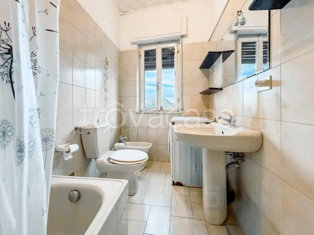 Salles de bain - Duplex Villa with Two Units in Borgo Ticino
