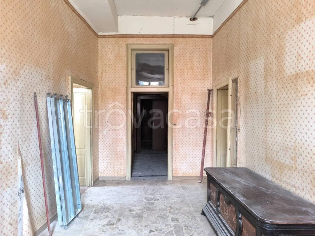 Entrée - Historic Apartment with Piazza View in Mondovì
