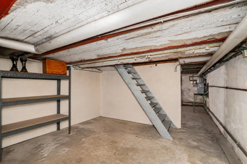 Garage - Spacious Home with Garden in Denderwindeke