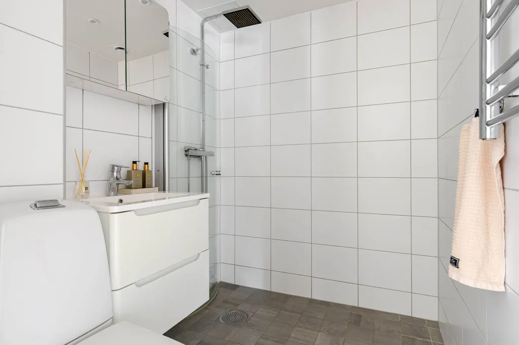 Vannitoad - Modern Two-Bedroom Flat with Balcony in Johannelund