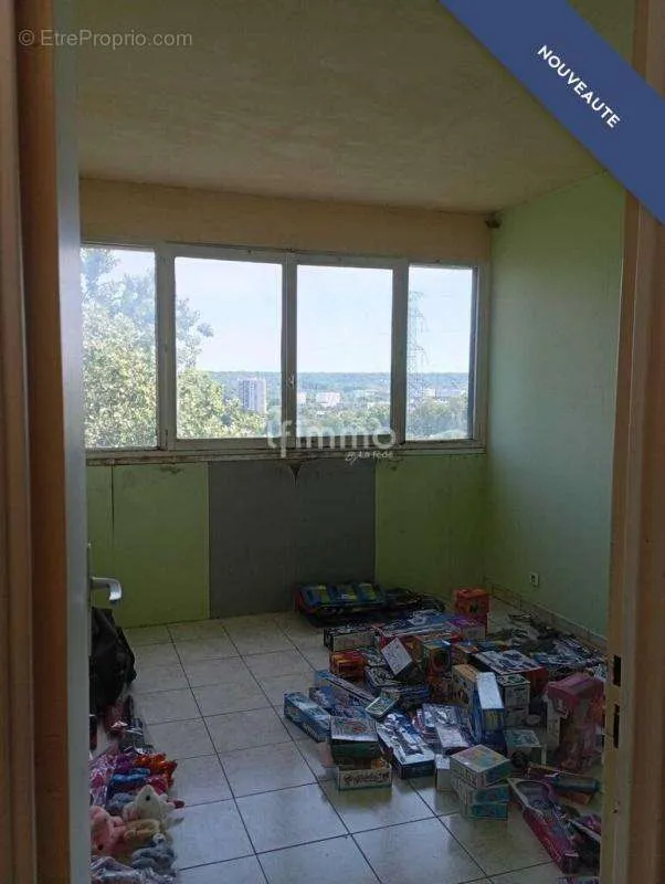 Chambres - Appartement à Rénover avec Balcon à Grigny