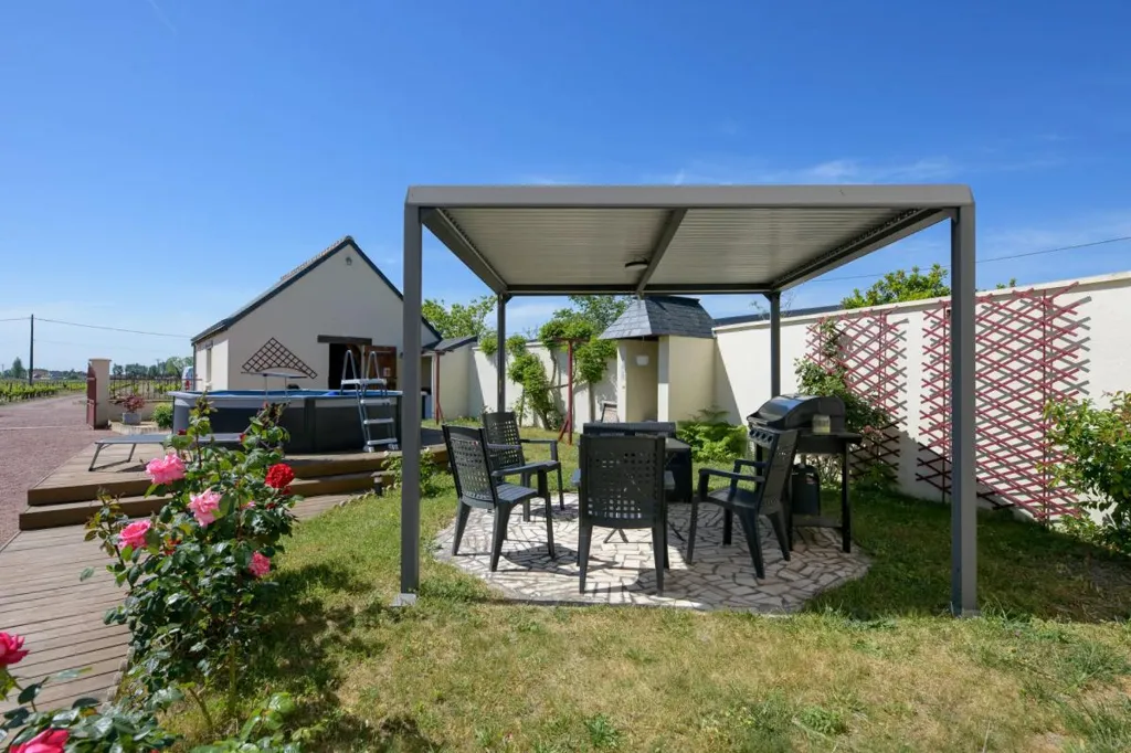 Terrasse - Maison de 9 Pièces avec Jardin et Piscine à Bourgueil