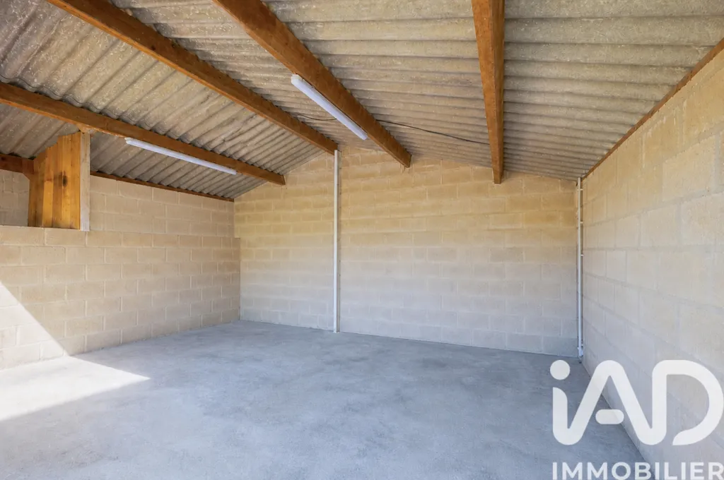 Garage - Bungalow rénové avec jardin à Savigne-l'Évêque
