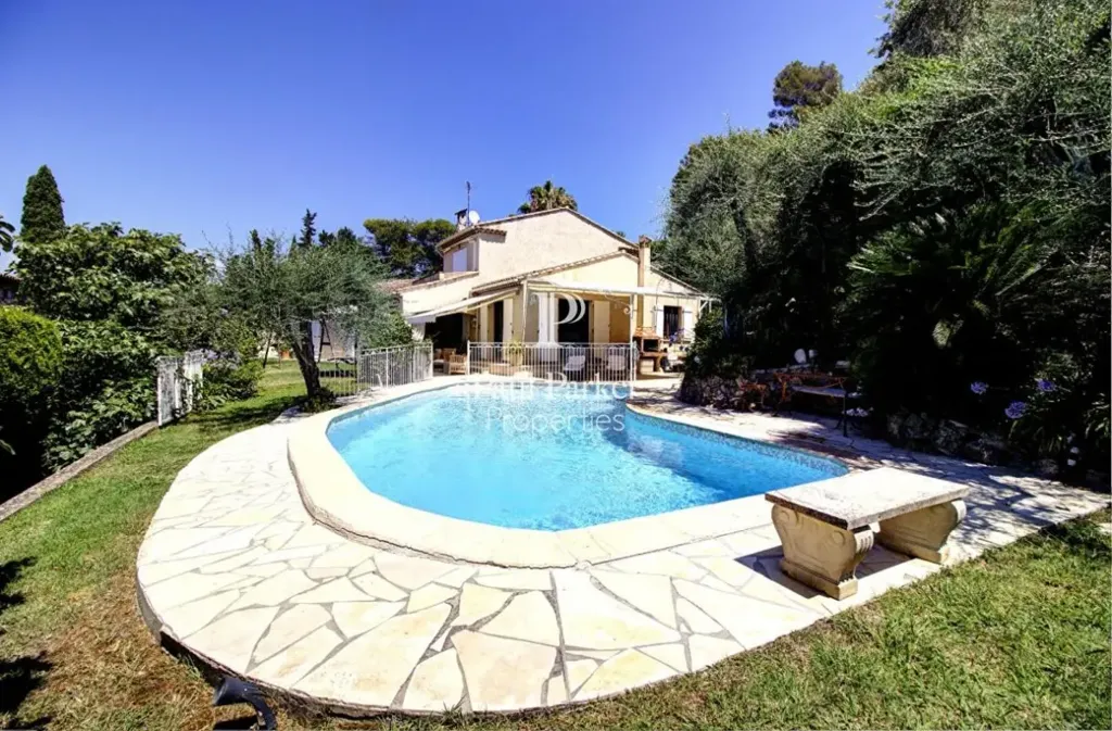 Pool - Single-Storey Villa with Pool in Mougins Centre