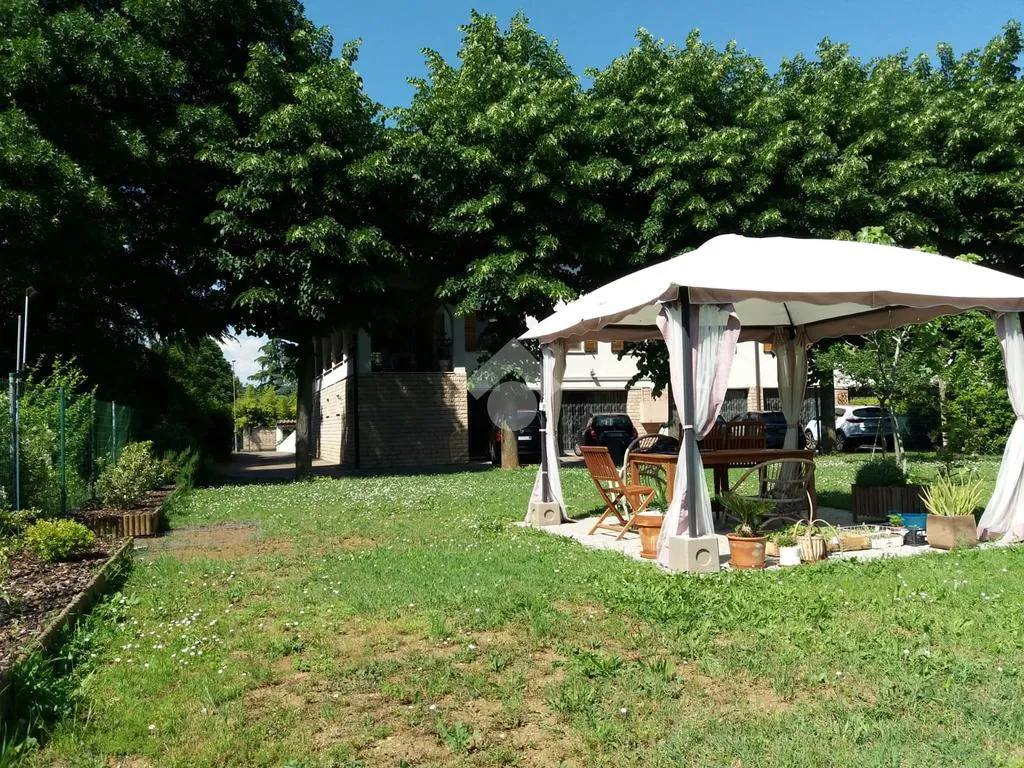 Jardin - Spacious Apartment with Private Courtyard in Castelnuovo Rangone