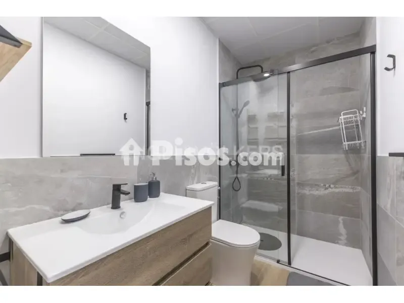 Salles de bain - Modern Flat with Park Proximity in Retiro