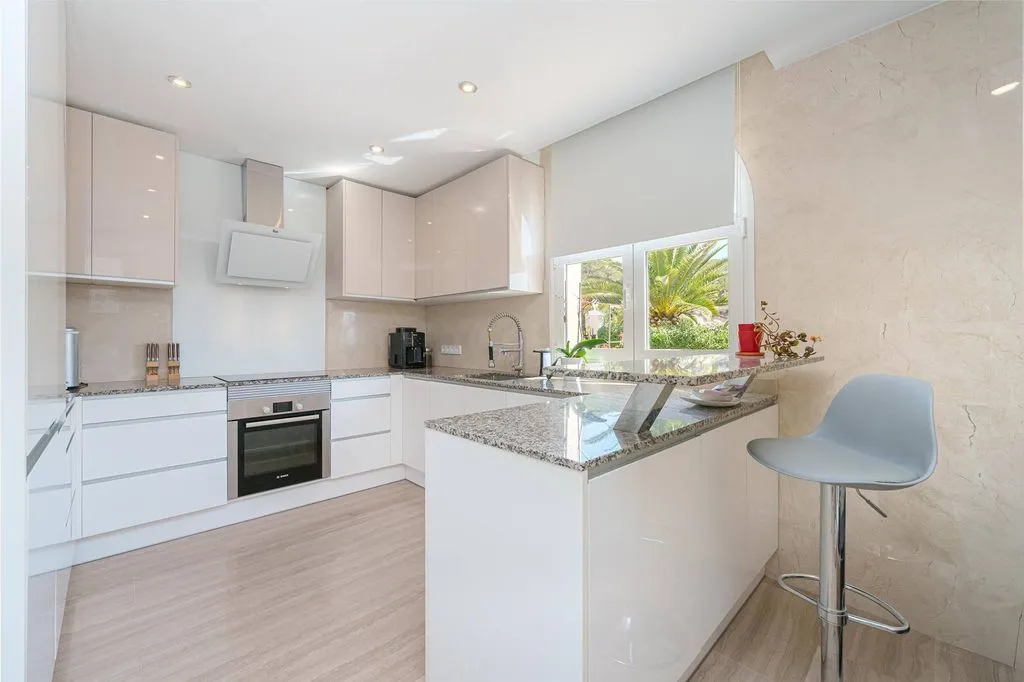 Cuisine - Luxury Villa with Sea View in Camp de Mar