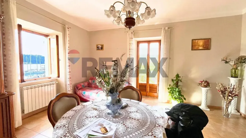 Söögituba - Apartment with Balcony View in Porto Azzurro