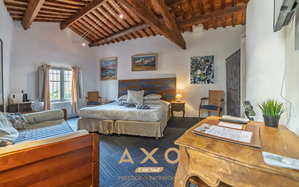 Chambres - Ensemble Immobilier d'Hébergement avec Piscine à Collias