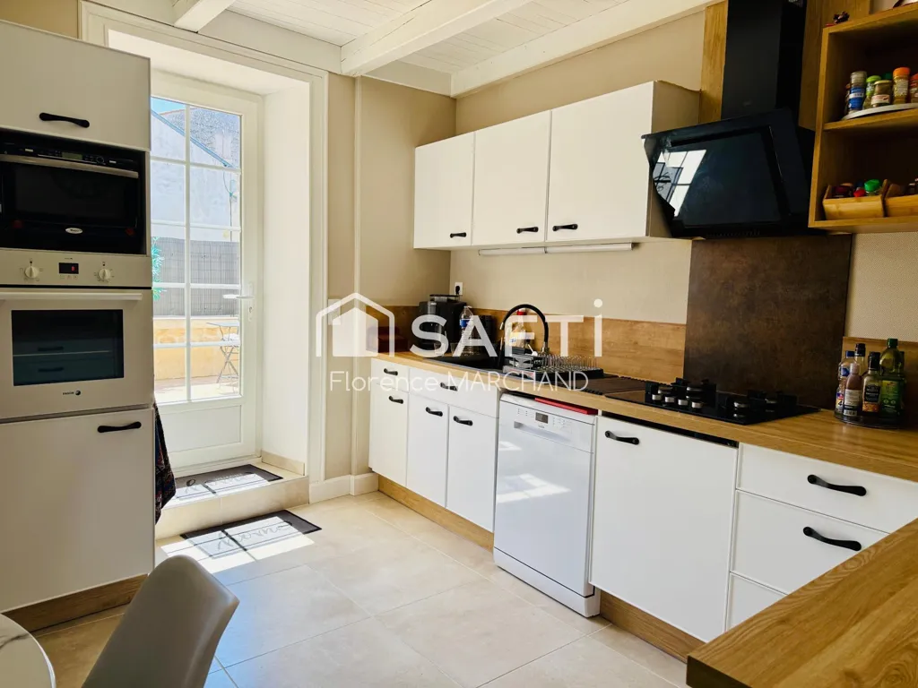 Köök - Renovated Townhouse with Terrace in Saint-Porchaire Centre
