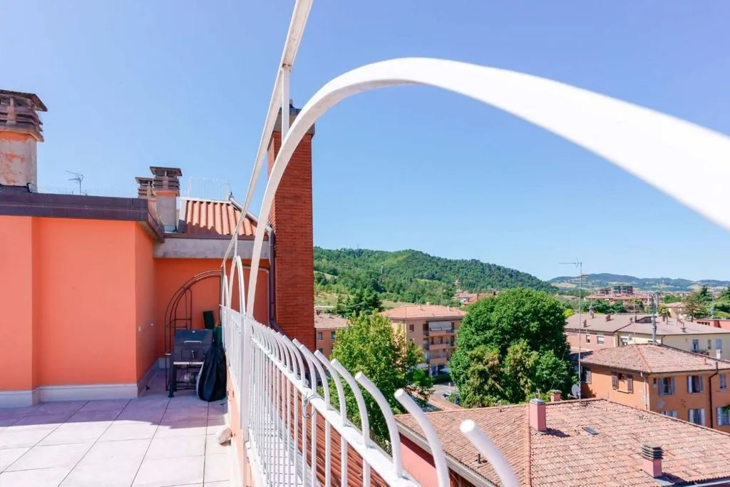 Rõdu - Penthouse with Large Terrace in Bologna