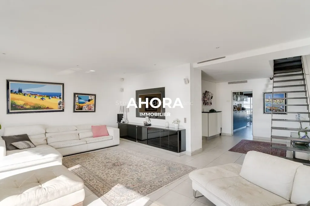Living Room - Luxury Apartment with Sea View in Marseille