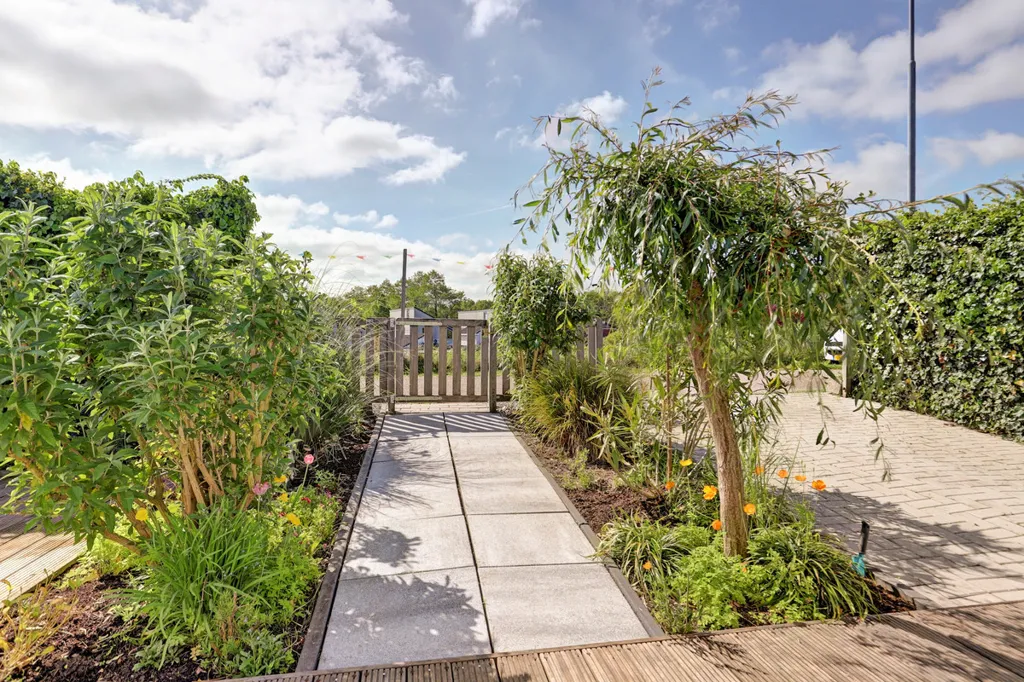 Aed - Waterfront Woonark with Garden in Wijdewormer