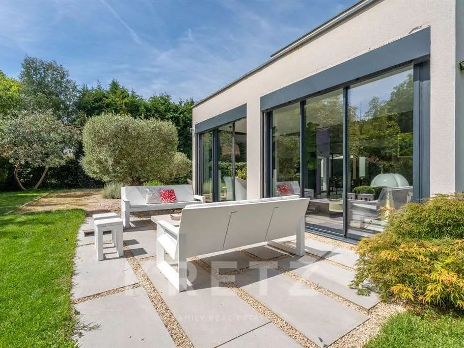 Terrasse - Villa Contemporaine avec Piscine à Saint-Just-Saint-Rambert