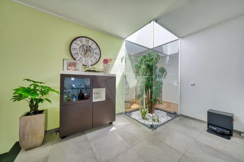 Esik - Luxury Villa with Extensive Land in Torres Novas