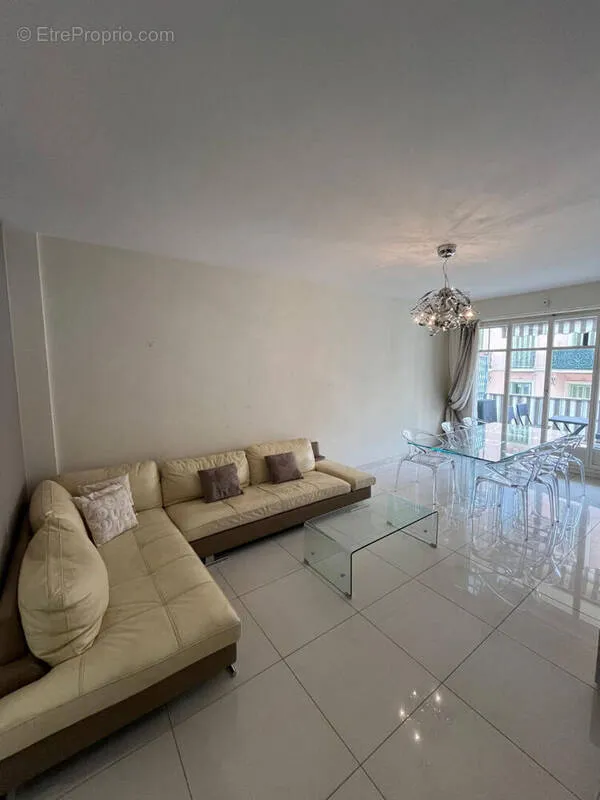 Séjour - Appartement 3 Pièces avec Terrasse à Nice