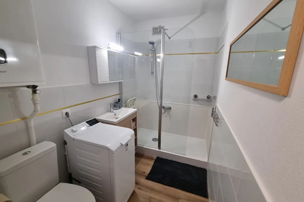 Salles de bain - Appartement Refait à Neuf avec Terrasse à Saint-Raphaël