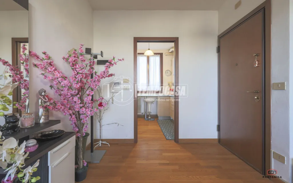 Entrée - Modernised Two-Bedroom Flat with Balcony in Bologna