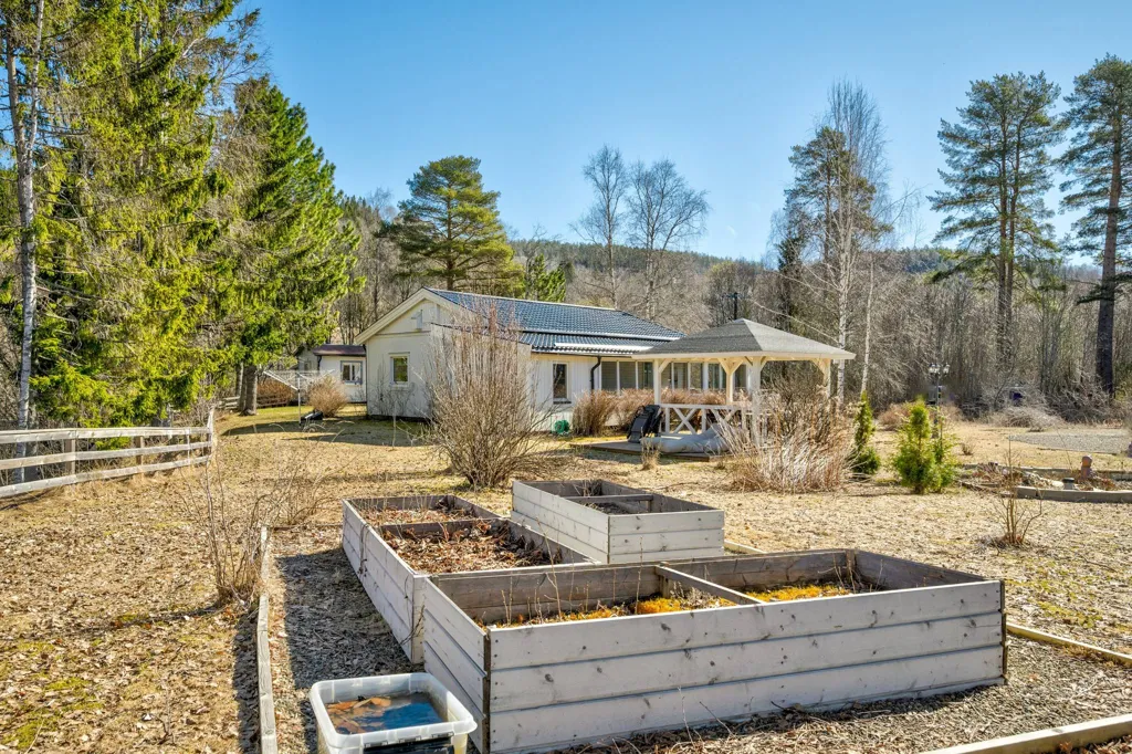 Aed - Charming Villa by the Stream in Björkom
