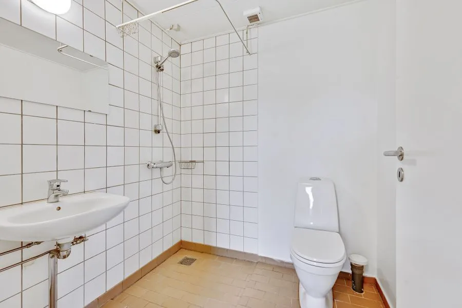 Vannitoad - One-Bedroom Flat with Shared Facilities in Ørbæk
