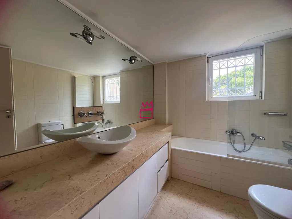 Salles de bain - Luxurious Apartment with Forest View in Vouliagmeni