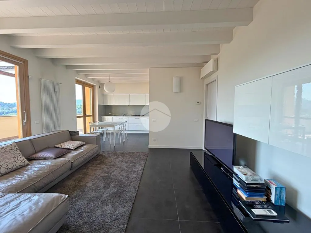 Séjour - Refined Two-Level Apartment with Lake View in Sarnico