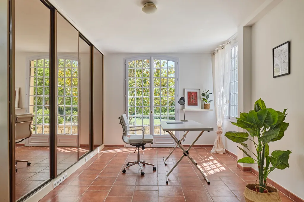 Office - Secure Reception Property with Pool in Aix-en-Provence