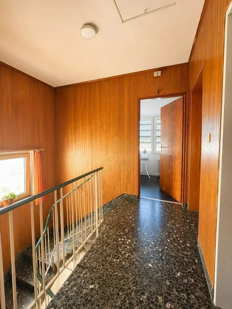 Entrée - Maison 3 Chambres avec Jardin à Howald
