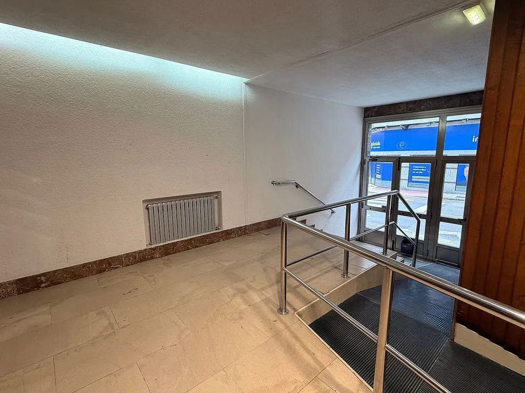 Ingresso - Spacious Apartment with Dual Entrances in Mieres