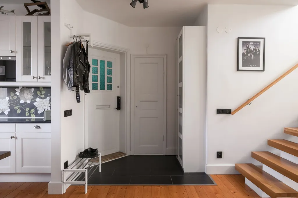 Entrée - Turn-of-the-Century Apartment with High Ceilings in Söder
