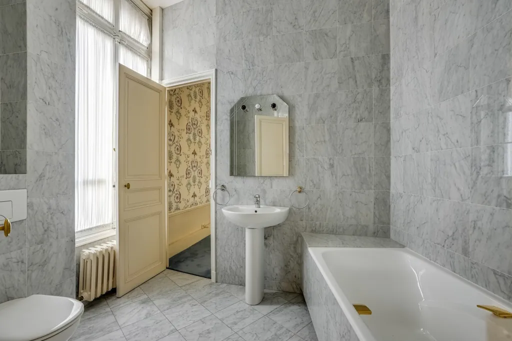 Salles de bain - Appartement 8 Pièces avec Balcon au 2ème Étage, Paris 6