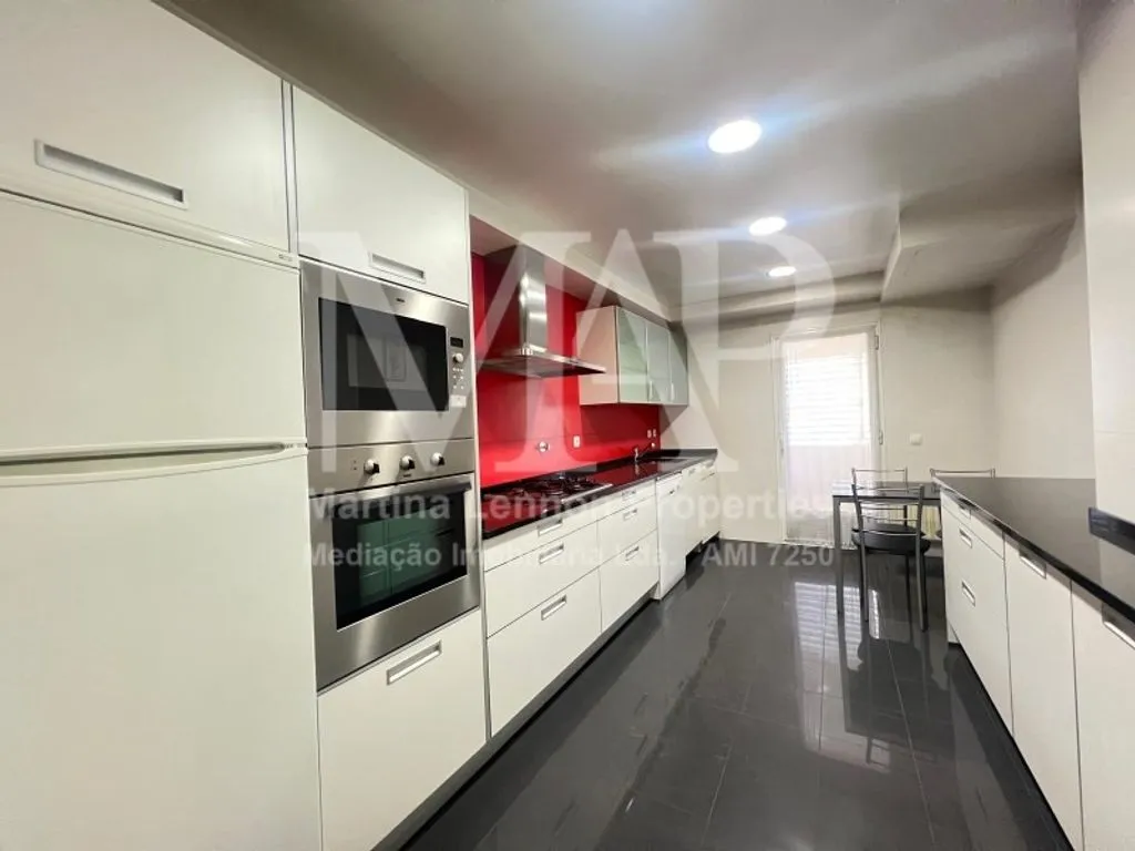 Kitchen - 3-Bedroom Apartment with Parking in Lisbon