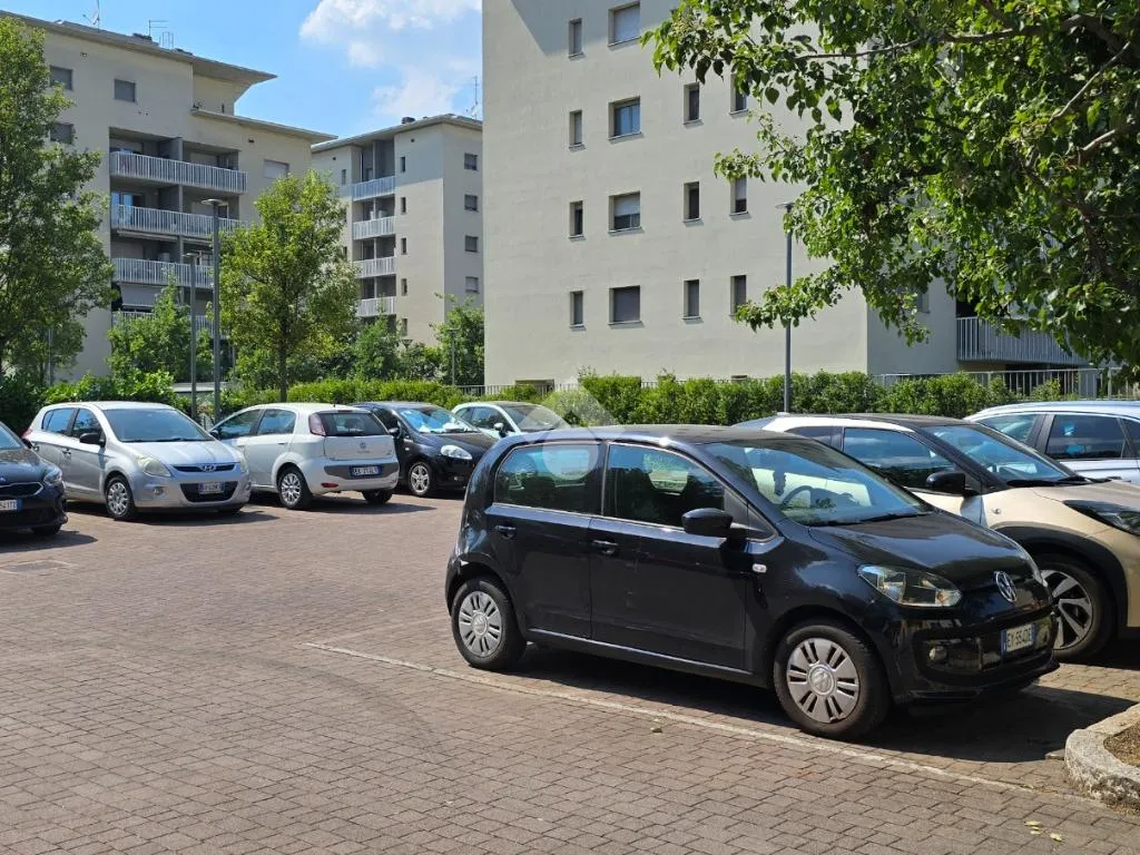 Välivaade - Commercial Unit with High Footfall in Cinisello Balsamo