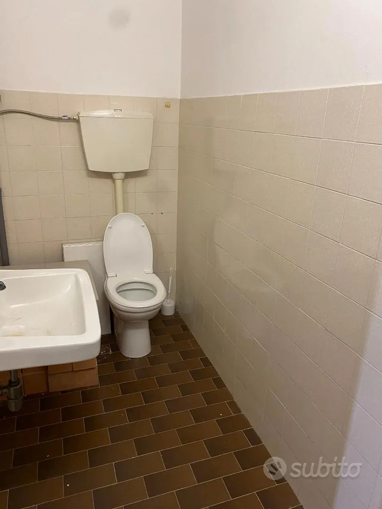 Salles de bain - Detailed Recording Studio in Commercial Area