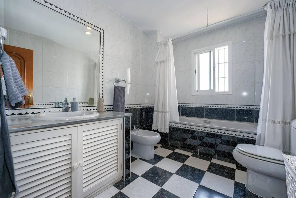 Bagni - Luxury Villa with Pool in Tomares
